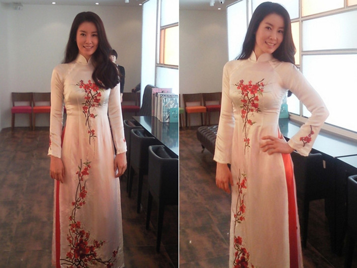 Nữ diễn viên Hàn Quốc Lee Tae Ran đẹp đằm thắm khi khoác lên mình chiếc áo dài Việt Nam.