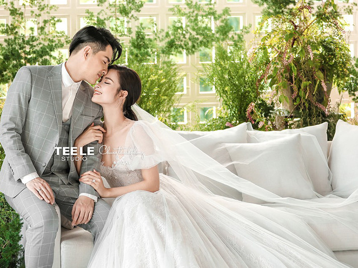 Trong bộ ảnh cưới tại studio, Đông Nhi diện 6 bộ váy còn Ông Cao Thắng thay đến 5 bộ suit lịch lãm.