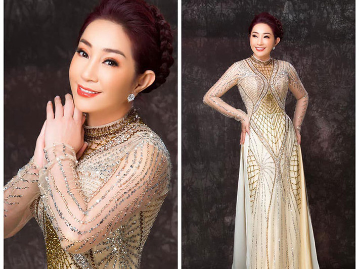 Nữ huấn luyện viên của chương trình "Đường đến danh ca vọng cổ" vẫn giữ được vóc dáng thon thả khi bước sang tuổi 50.