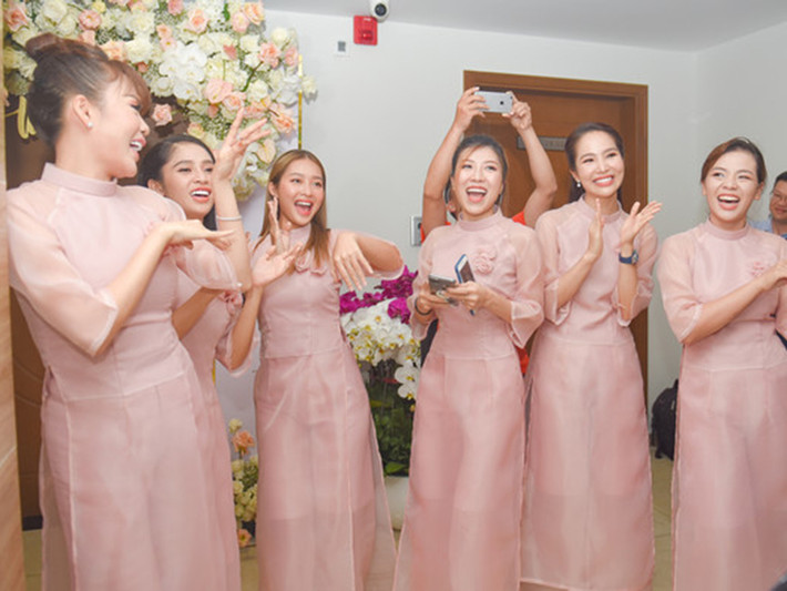 Dàn phù dâu cổ vũ ông xã của Giang Hồng Ngọc khi anh hít đất 50 lần theo yêu cầu của nữ ca sĩ. Ảnh: Saostar