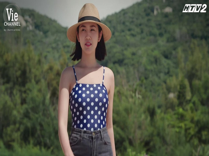Giống Nhã Phương, Thúy Ngân cũng không lên tiếng khi bị chê chỉ là “bình hoa di động”. “Tôi im lặng để chứng minh tài năng của bản thân qua các vai diễn”, nữ diễn viên tâm sự.