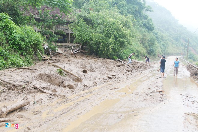Gần trưa 19/9, các phương tiện giao thông qua đoạn đường này lưu thông trở lại bình thường, quốc lộ 7 cũng thông tuyến. Tuy nhiên, việc đi lại ở đây còn gặp nhiều khó khăn. "Trong ngày hôm nay, chúng tôi sẽ xúc hết lượng bùn đất còn lại để đảm bảo cho các phương tiện qua đoạn đường này trở nên bình thường", ông Năm cho hay.