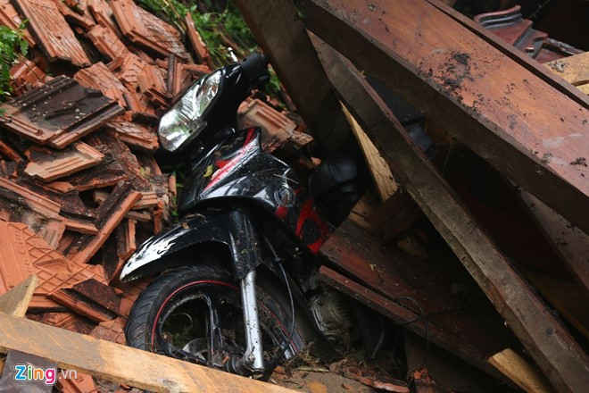 Ông Lô khăm Kha - Trưởng phòng Nông nghiệp huyện Tương Dương cho biết thời điểm xảy ra lũ quét, may mắn vợ chồng anh Khun và hai con kịp thời thoát ra ngoài. Trong ảnh là chiếc xe máy của gia đình anh Khun bị đè nát.