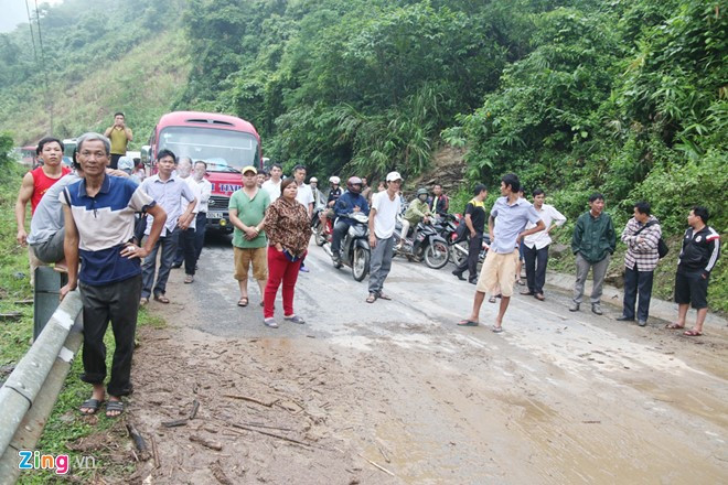 Đến đầu giờ sáng 19/9, nhiều phương tiện và người dân đi qua đoạn quốc lộ này vẫn phải chờ để lực lượng chức năng hót đất đá, bùn đi nơi khác.