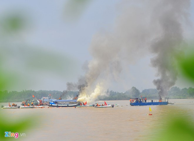 Ban tổ chức cũng đặt ra tình huống hai tàu thủy trên sông va chạm nhau dẫn đến cháy nổ. Lúc này, những người còn sống trên các phương tiện buộc nhảy xuống sông.