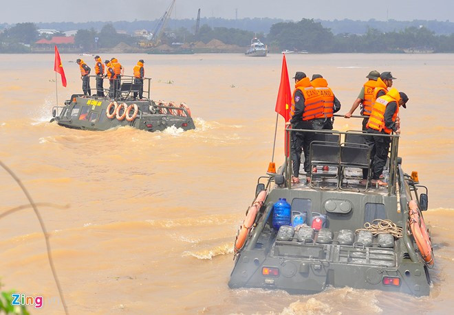 Các xe lội nước đặc chủng của lực lượng công an tiếp cận hiện trường cứu người.