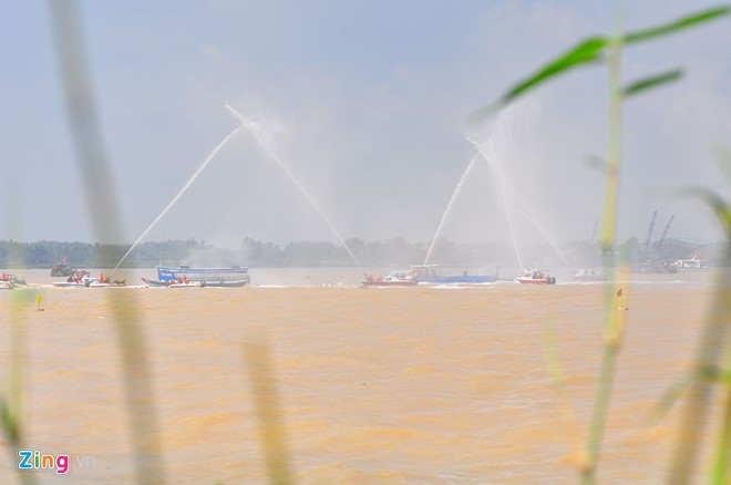 Lực lượng phòng cháy, chữa cháy và cứu hộ cứu nạn trên sông cũng tiếp cận hiện trường nổ tàu để chế ngự hỏa hoạn.