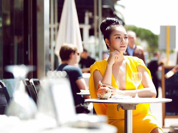Tuy nhiên, mới đây khi được khen sở hữu vòng một gợi cảm, nữ diễn viên tự hỏi có nên thay đổi suy nghĩ về việc vòng một lớn là một khuyết điểm.