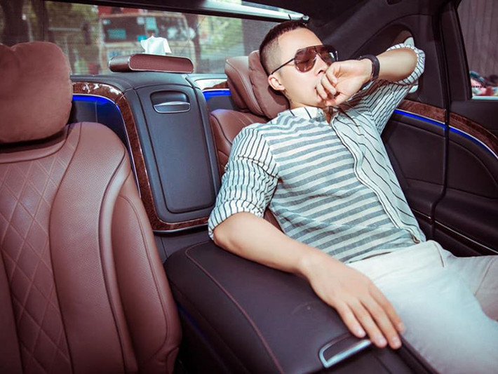 Trước khi trở thành ông bầu, Khắc Tiệp sống nghèo khó. Anh từng làm nhiều công việc khác nhau trong đó có bồi bàn quán bar.