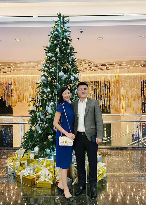 Phú Đạt đang công tác tại Bộ Ngoại giao và được nhiều người khen có ngoại hình điển trai, có “tướng phu thê” với Ngọc Hân.
