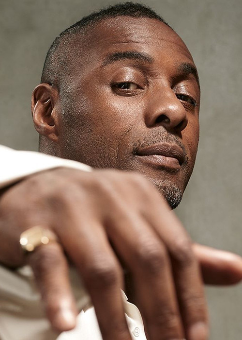 Idris Elba sinh năm 1972, đột phá với vai diễn Russell “Stringer” Bell trong loạt phim truyền hình The Wire của HBO.