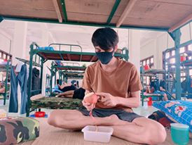 Với Dương Thanh Vàng, anh rất xúc động bởi trong khi anh và những người đi cách ly sống rất nhàn hạ thì các nhân viên y tế ở đây vô cùng vất vả. "Họ phải làm tất cả mọi việc trong bộ bảo hộ y tế với cái nóng 35 độ C ở miền Nam, rất vất vả... Thật sự những nhân viên y tế, dọn vệ sinh nơi đây mới là những 'người hùng' lúc này", anh nói.