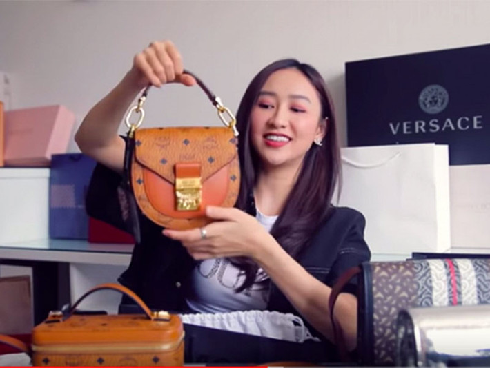 Mới đây, Á hậu Hà Thu khiến fan phấn khích khi đập hộp khoe 3 món đồ thuộc thương hiệu Burberry có tổng giá trị hơn 150 triệu đồng.