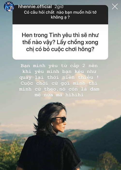 Qua cuộc trò chuyện với fan, H’hen Niê tiết lộ, bạn trai yêu từ năm cấp 2. “Khi yêu mình, bạn kêu như quay lại thời niên thiếu”, nàng hoa hậu bật mí tâm sự của người yêu về mối quan hệ của cả hai.
