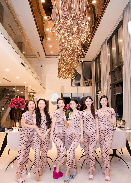 Trên trang cá nhân, doanh nhân Phượng Chanel vừa chia sẻ hình ảnh tụ tập tại biệt thự của Ngọc Trinh.