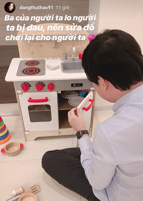Ông xã của Thu Thảo rất chiều chuộng con gái. Nàng hoa hậu từng khoe chồng cặm cụi sửa đồ chơi, tránh con gái khỏi bị thương.