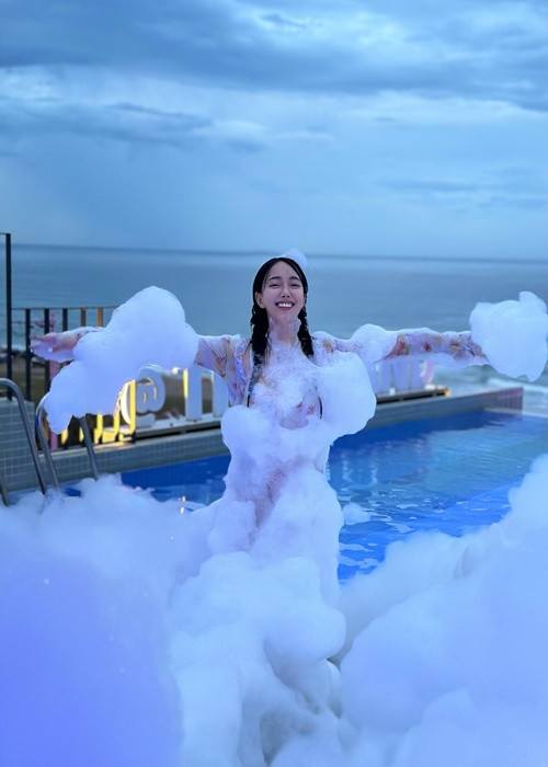 Mới đây, trên trang cá nhân Instagram, hot girl Ella tung bộ ảnh ướt át trên thuyền.
