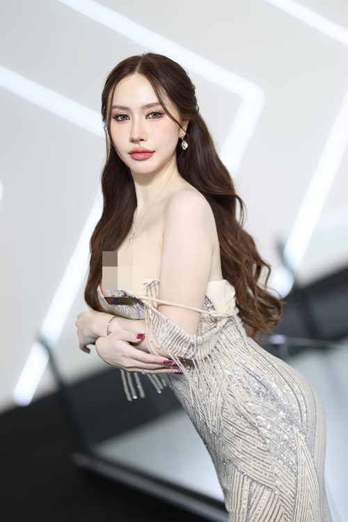 Yumiko diện chiếc váy "buông lơi" thềm ngực.