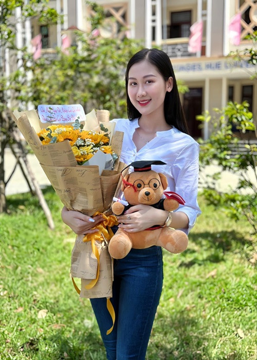 Ở đời thường, Quế Anh ghi điểm bởi làn da đẹp, gương mặt luôn tươi tắn. Ảnh: VOV.
