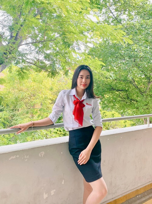 Lúc nhỏ, Ánh Vương đi đào măng, gọt khoai mì, chăn bò và nhặt phân bò để kiếm tiền phụ giúp gia đình. Ảnh: FB Ánh Vương.