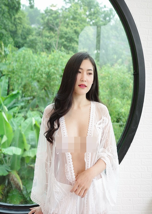 Những bức ảnh Namfar "thả rông" vòng một gây ra ý kiến trái chiều. Nhiều người cho rằng hot girl người Thái Lan ăn mặc phản cảm, tạo tranh cãi để đánh bóng tên tuổi.