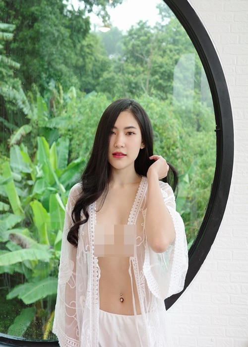 Cô nàng "quên nội y", khoác hờ chiếc áo mỏng.