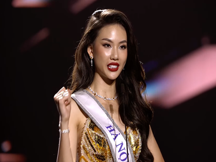 Trước Hoa hậu Võ Lê Quế Anh, Quỳnh Hoa cũng gây tranh cãi khi đăng quang. Nhiều người cho rằng gương mặt của Quỳnh Hoa thiếu tự nhiên và dừ hơn tuổi thật khi cười. Ảnh: Tiền Phong.