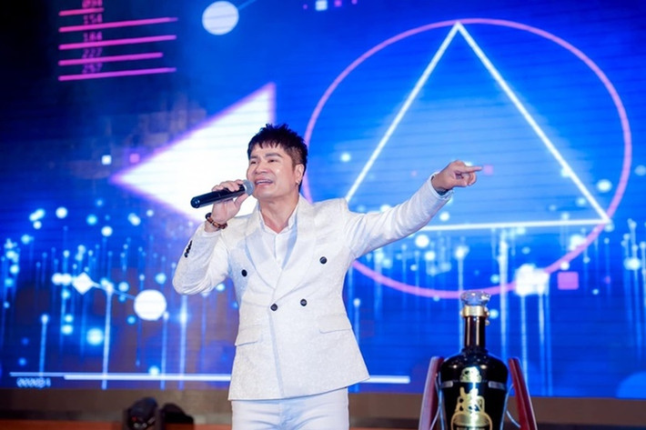 Trước Mr Đàm, nhiều sao Việt cũng bị lừa mất tiền oan. Lương Gia Huy là một trong số đó. Vào tháng 3/2024, nam ca sĩ chia sẻ, một người tự xưng là nhân viên ngân hàng gọi điện cho anh để tư vấn nâng hạn mức thẻ tín dụng. Ảnh: FB Lương Gia Huy.