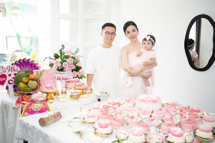 "Ban đầu tính tôi khá nguyên tắc khi nuôi con, chồng tôi thì rất dễ tính và chiều con. Thời gian trước hai vợ chồng cũng khó chịu với nhau, nhưng dần thì tôi cảm thấy mình nên thay đổi, giảm bớt cái khó của mình xuống, khuyên chồng nghiêm lại với con. Hai vợ chồng dung hòa lại nên mọi thứ ổn hơn, bây giờ tôi cũng dễ với con luôn", Phụ Nữ Số dẫn lời Thúy An. Ảnh: FB Thúy An.