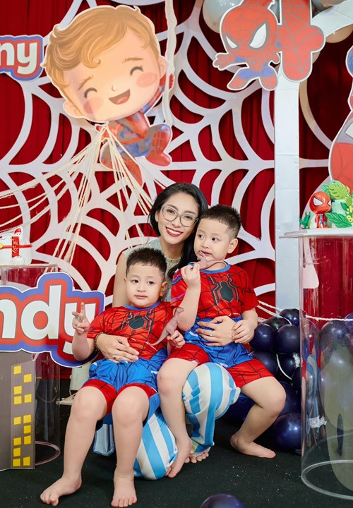 Bé Tony và bé Andy là con trai của Hoa hậu Đại dương Đặng Thu Thảo và chồng cũ. Mới đây, hai nhóc tì nhà Thu Thảo được mẹ tổ chức sinh nhật hoành tráng.