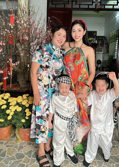 Hai con trai của Thu Thảo đang sống cùng bố mẹ ruột của nàng hậu.
