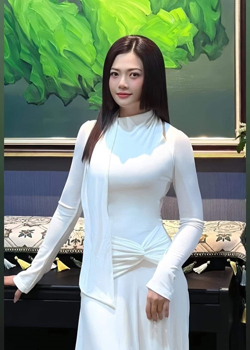Người đẹp đang công tác tại Nhà hát Ca múa nhạc Việt Nam và kinh doanh.
