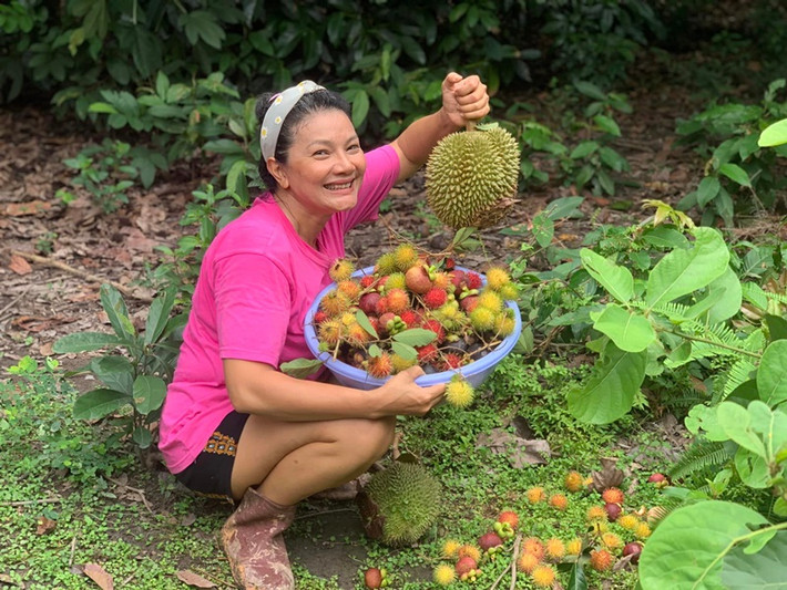 Theo Vietnamnet, từ mảnh đất bố mẹ cho, diễn viên Kiều Trinh mua thêm, hiện tại, cô có khu vườn rộng 6.000m2.