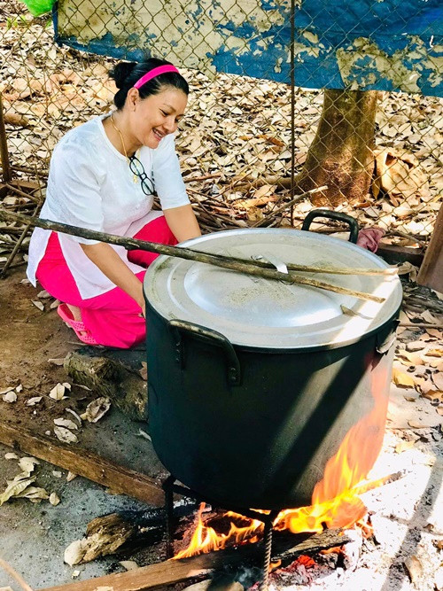 "Nữ hoàng cảnh nóng" một thời cũng tự tay nấu ăn. Dịp lễ Tết, cô còn nấu bánh chưng.
