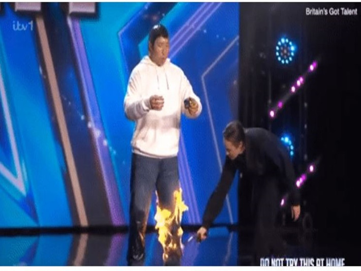 Tối ngày 6/4, trong chương trình Britain's Got Talent, thí sinh Thomas Vu vừa giải khối Rubik vừa để cơ thể "bốc cháy”. Ảnh: Vietnamnet