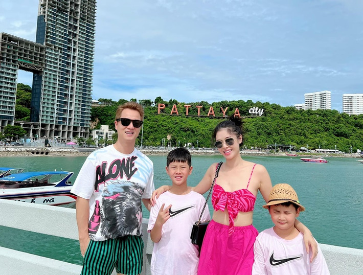 Vợ chồng nam ca sĩ thường xuyên đưa các con đi du lịch.