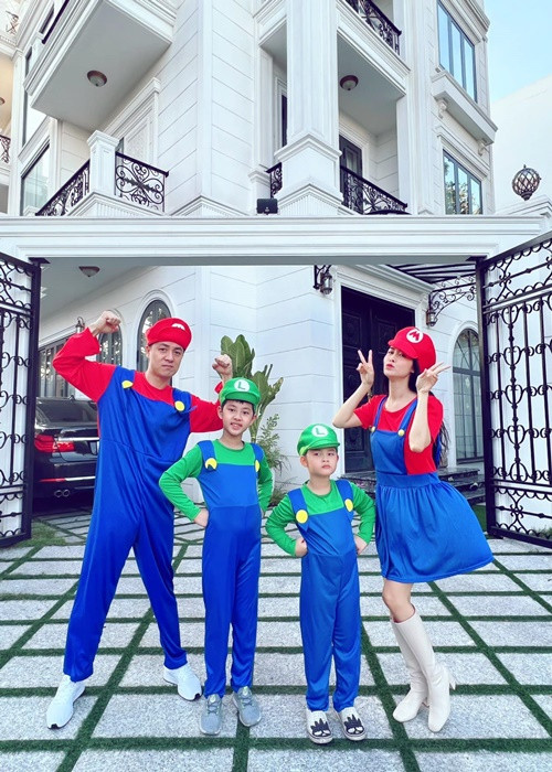 Trên trang cá nhân, Thủy Anh - bà xã Đăng Khôi vừa tiết lộ hai con trai từng là nạn nhân của bạo lực học đường. "Ken bị bắt nạt năm lớp 1, lớp 3, còn Đăng Anh thì vụ việc xảy ra ngay trong năm học này, ngay tại lớp của anh Ken. Lần vừa rồi khi đến trường đón con, mình chứng kiến cảnh Đăng Anh bị 3 bạn lớp anh Ken quây, 1 bạn chuẩn bị đập cánh cửa lớp vào bàn tay Đăng Anh đang để sát cửa. Những bạn xung quanh liền mách “Cô ơi em của Đăng Khang bị đánh hội đồng", “Cô ơi bạn kia xúi bạn khác cầm kéo đâm em", Thủy Anh chia sẻ.