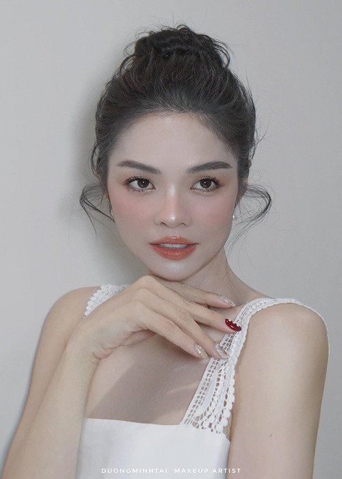 Dương Cẩm Lynh nợ 6 tỷ từ nhiều người, phải trả lãi lẫn gốc 200 triệu đồng mỗi tháng. Nữ diễn viên đang cố gắng làm trả nợ. Ảnh: FBNV