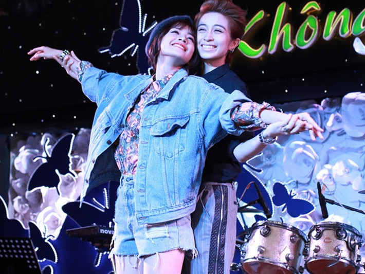 Từ năm 2014, Chi Pu dính như hình với bóng cùng Gil Lê. Chính sự thân thiết quá mức đồng nghiệp khiến cả hai bị đồn hẹn hò. Chi Pu khẳng định Gil Lê không chỉ là bạn thân mà còn là người vô cùng quan trọng và không thể thiếu trong cuộc sống của cô. Đến năm 2017, Chi Pu và Gil Lê không còn xuất hiện cùng nhau. Ảnh: Dân Việt