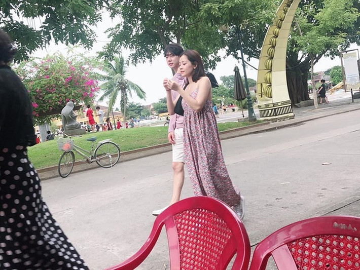 Chi Pu từng lộ bằng chứng hẹn hò bạn diễn người Hàn Quốc Jin Ju Hyung. Trong một chương trình, Jin Ju Hyung cho biết rằng, anh và Chi Pu từng có "gì đó" với nhau, tuy nhiên vì khoảng cách địa lý quá lớn nên cả hai quyết định chỉ là bạn. Ảnh: Người Lao Động