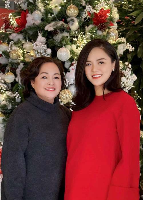 Khoe bụng bầu bên mẹ ruột, Thu Quỳnh chia sẻ: "Mẹ nói với Quỳnh: "Không đẻ được con gái giống mẹ đời không nể nhé con!". Vâng, chúc mừng bà ngoại, vài tháng nữa bà sẽ được đón tiểu công chúa! Tha hồ cặp nơ với váy von bà nhé!".