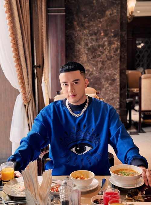 Cao Thái Sơn vừa chia sẻ trên truyền thông về chuyện làm bố. "Tôi đã có kế hoạch có em bé từ rất lâu nhưng chưa đủ duyên. Đến bây giờ mới đủ chín chắn, bền vững, trí tuệ, suy nghĩ,... Tôi nghĩ là hiện tại bản thân đã đủ sự ấm áp để đứng ở vai trò mới”, Người Đưa Tin dẫn lời nam ca sĩ. Ảnh: FBNV.
