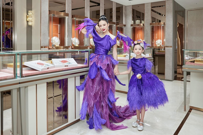Angela Phương Trinh cùng con gái nuôi xuất hiện tại một số sự kiện giải trí. Nữ diễn viên cho biết, nhờ con nuôi, cô sống tích cực hơn.