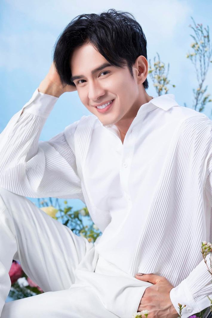 Đan Trường là ca sĩ được yêu thích từ những năm 1999-2000 với rất nhiều ca khúc nổi tiếng như 'Kiếp ve sầu', 'Tình đơn phương', 'Tình khúc vàng', 'Mãi mãi một tình yêu'...