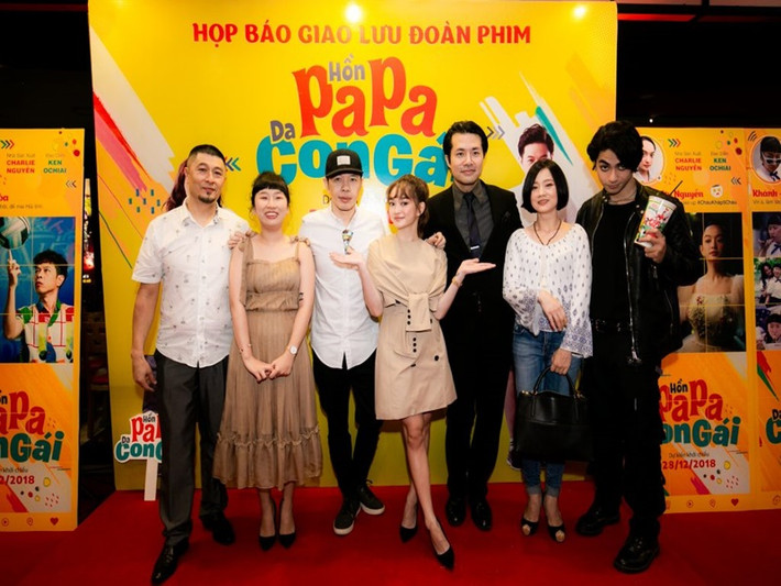 "Tấm poster khởi động của dự án được giới thiệu trong buổi họp báo vừa rồi đã khiến một số khán giả phiền lòng vì giống với poster của phim The swap do Walt Disney sản xuất năm 2016. Chúng tôi thừa nhận đã có sơ sót trong khâu duyệt ý tưởng nên mới có sự giống nhau này", Dân Việt dẫn lời đại diện nhà sản xuất phim Hồn papa, da con gái. Ảnh: Elle.