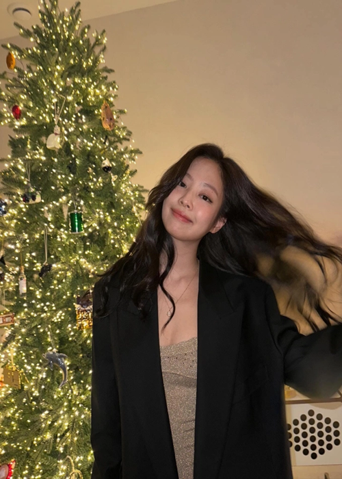 Tết dương lịch 2024, ca sĩ Jennie (nhóm nhạc Hàn Quốc BLACKPINK) đăng tải loạt ảnh bên cây thông. Ảnh: Instagram.