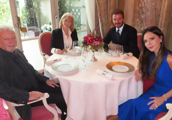 David Beckham đi ăn tối cùng vợ và bố mẹ vợ vào năm mới. Ảnh: Instagram.