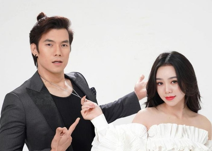 Khi đóng chung phim Đừng làm mẹ cáu, Nhan Phúc Vinh và Quỳnh Kool vướng nghi vấn phim giả tình thật. Ảnh: Saostar.