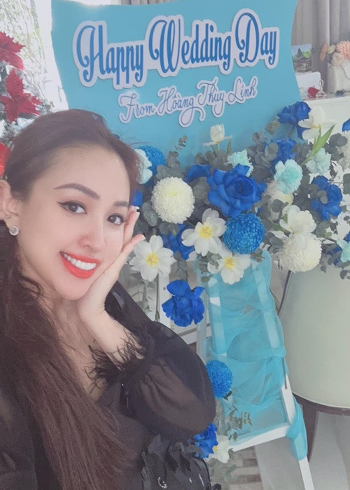 Vân Hugo vừa khoe được Hoàng Thùy Linh tặng hoa khi đám cưới sắp cận kề. Ảnh: FBNV.