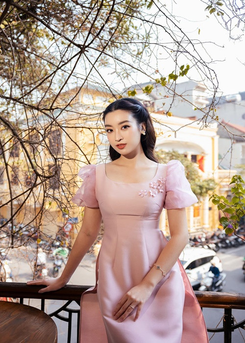 Mỹ Linh học cách nấu nướng, bày biện mâm cỗ từ mẹ chồng vào Tết Nguyên đán 2023.